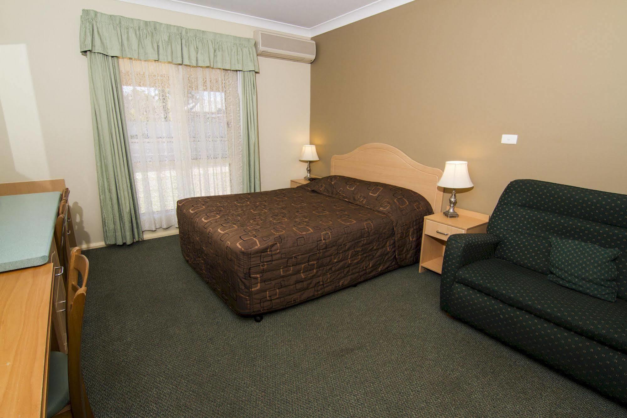 Green Gables Motel Dubbo Bagian luar foto