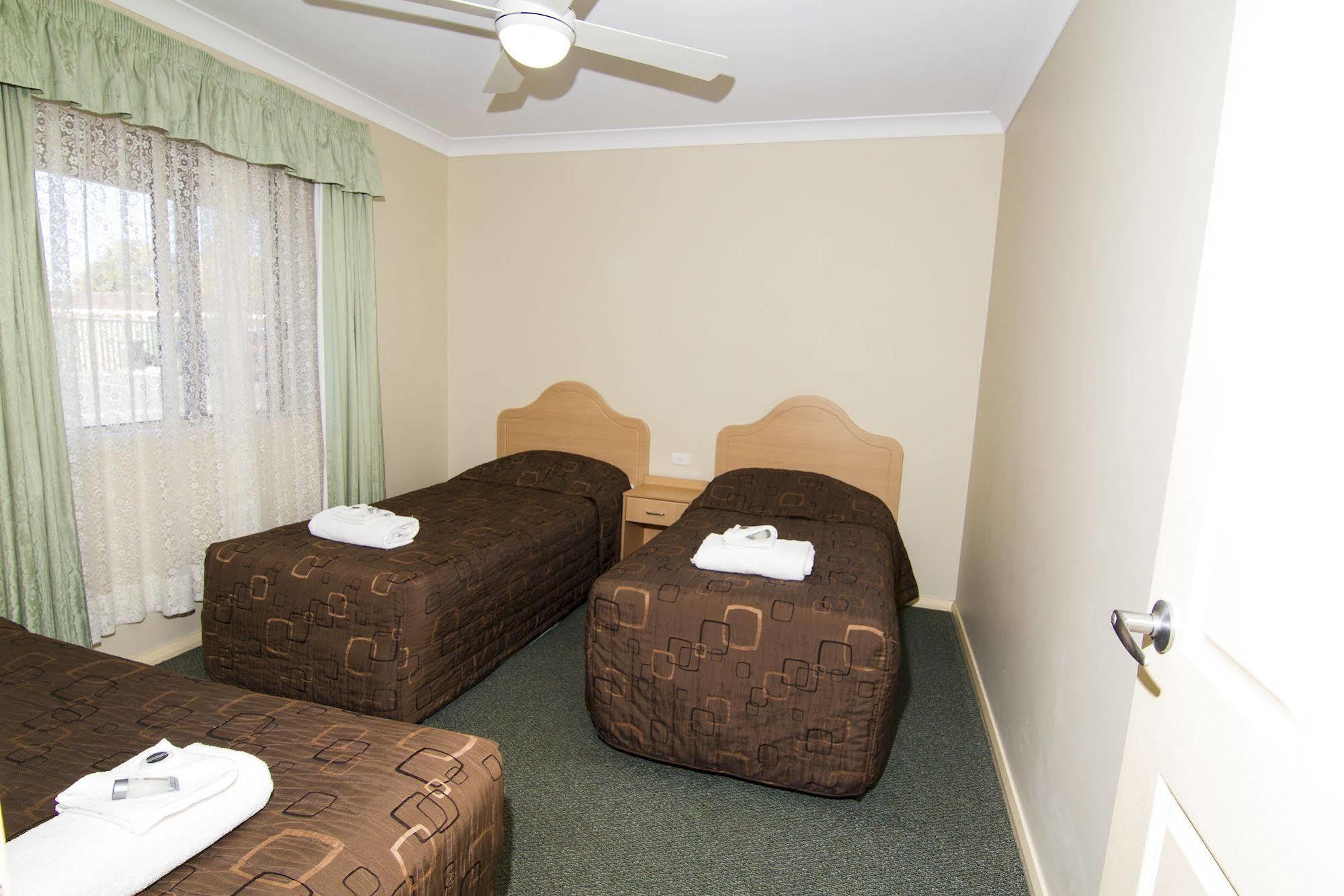 Green Gables Motel Dubbo Bagian luar foto
