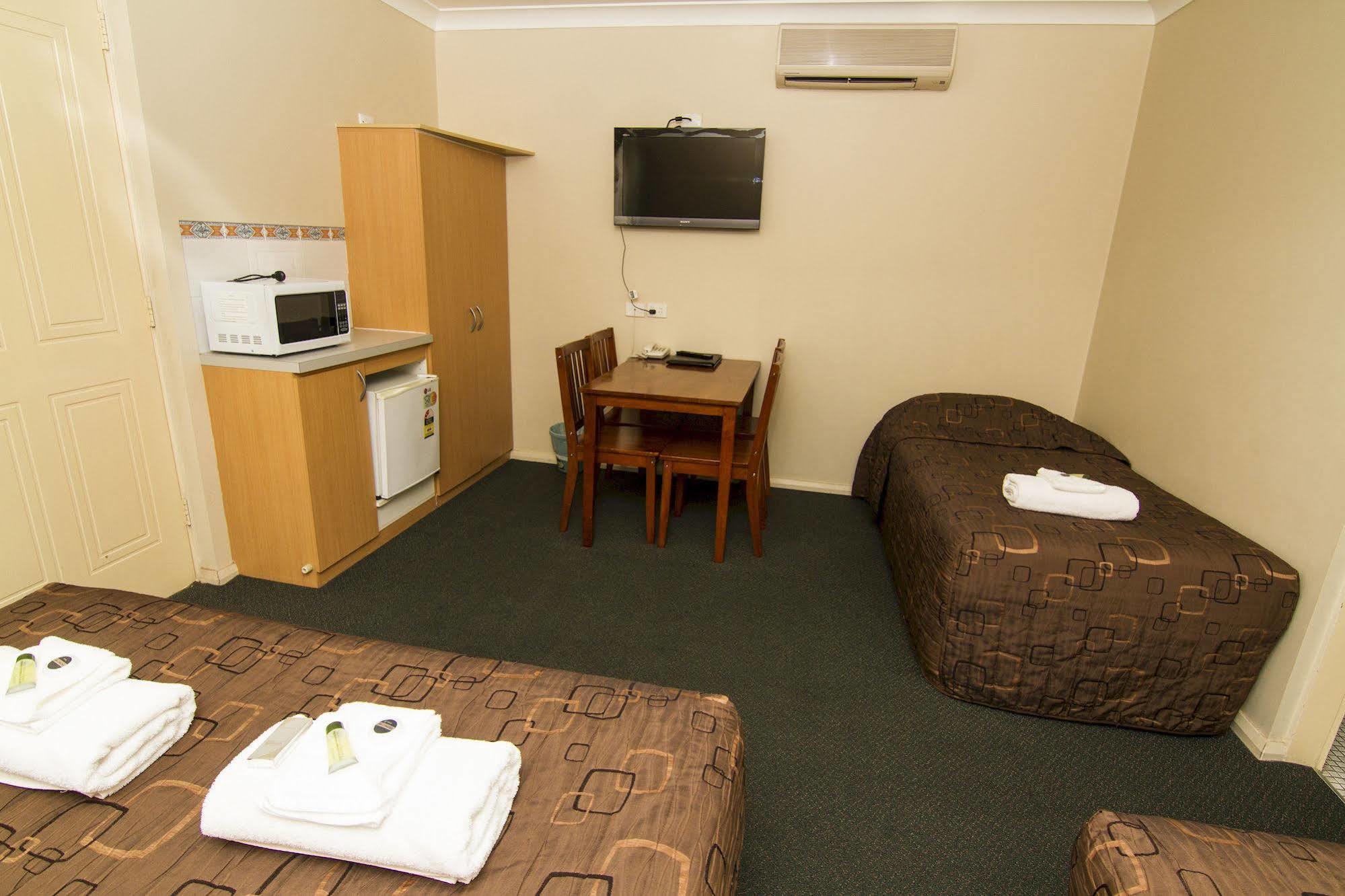 Green Gables Motel Dubbo Bagian luar foto