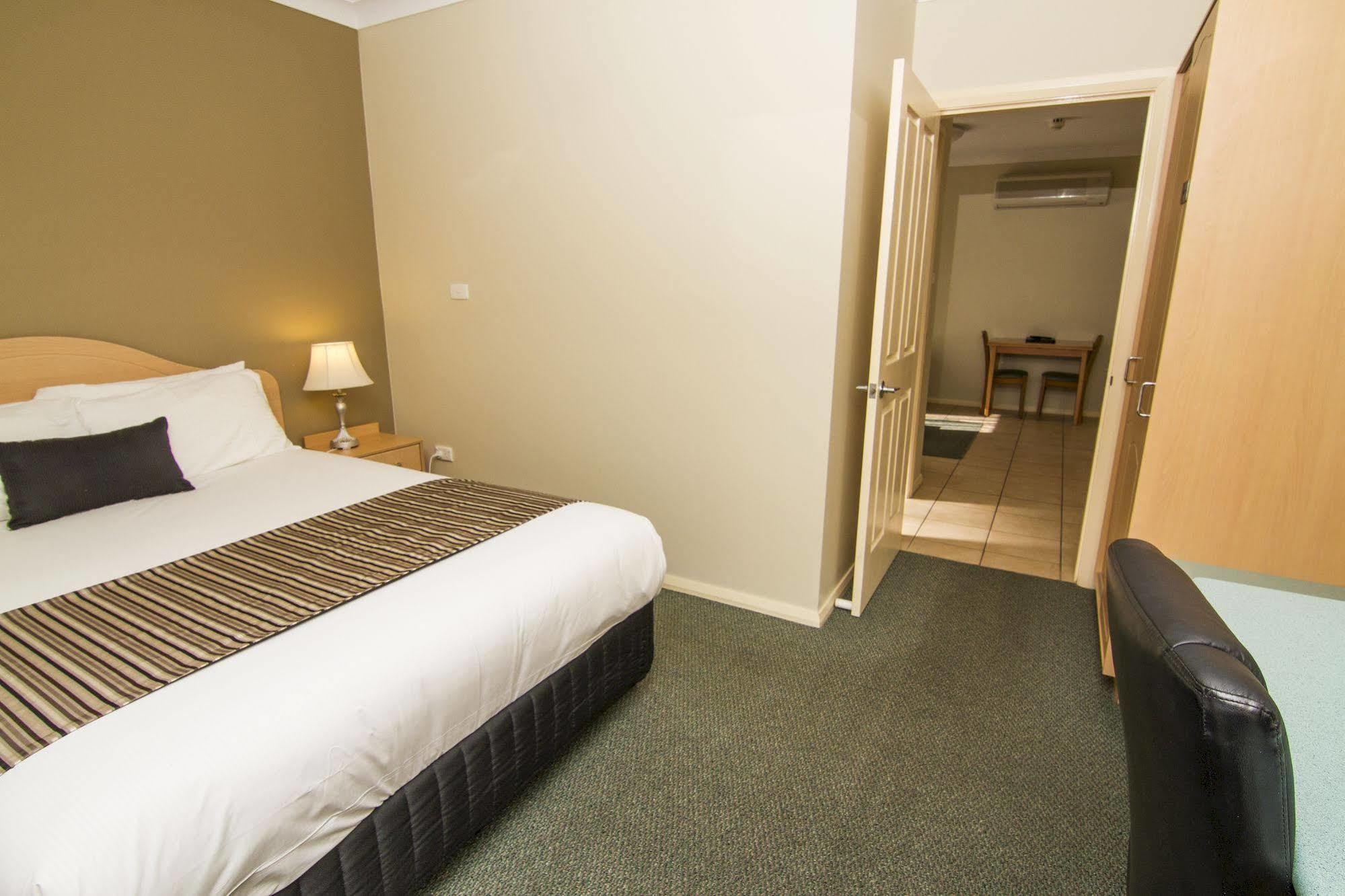Green Gables Motel Dubbo Bagian luar foto