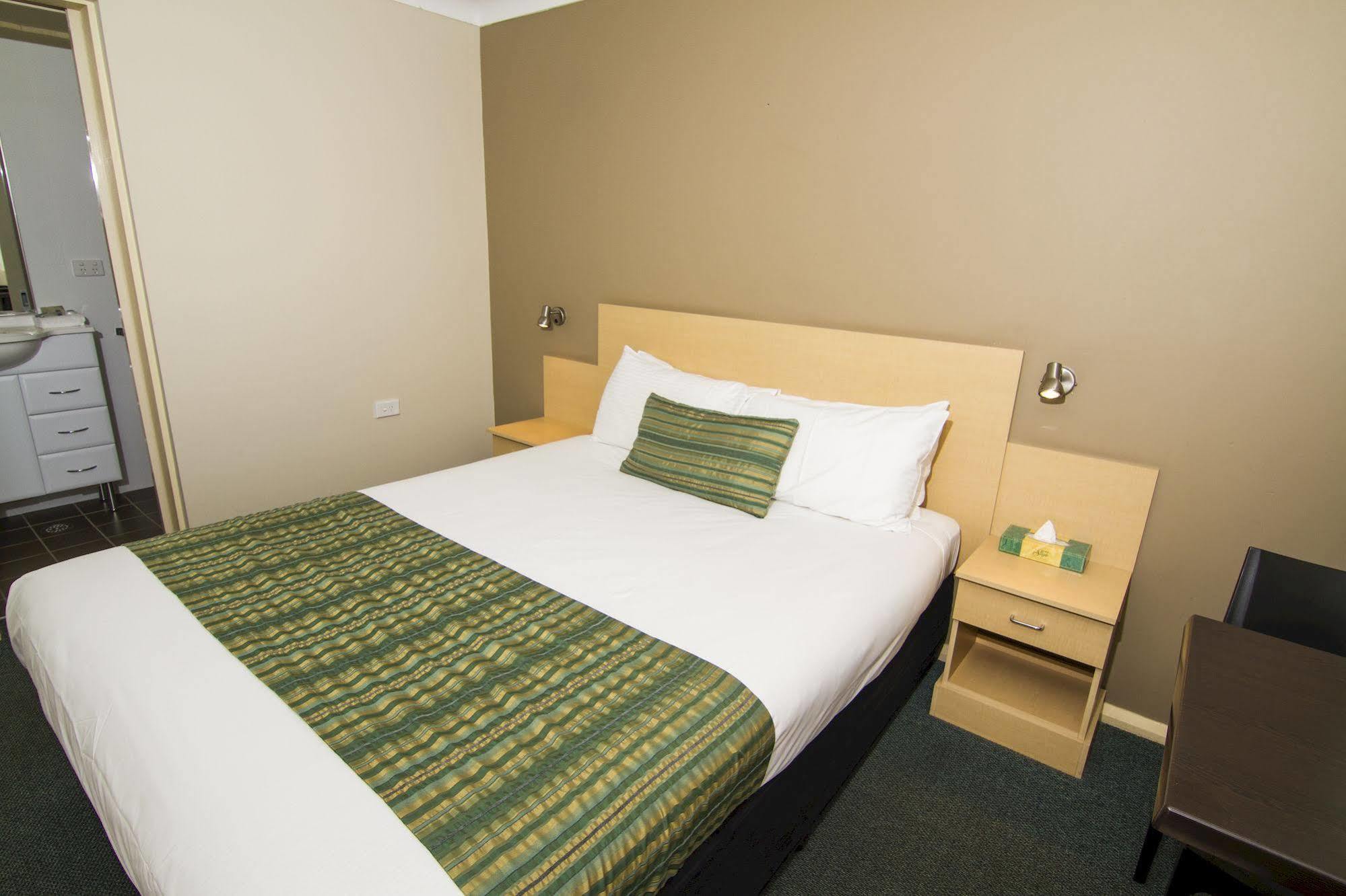 Green Gables Motel Dubbo Bagian luar foto